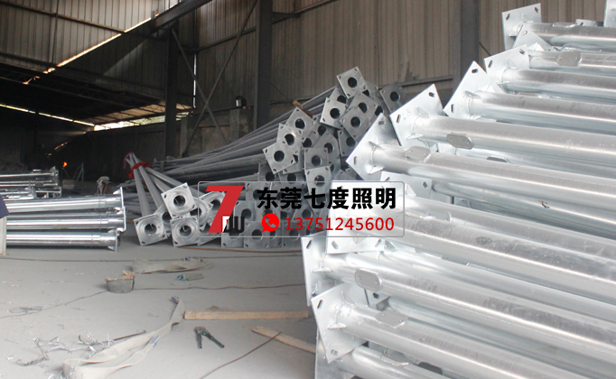 東莞七度照明道路燈桿生產廠家燈桿成品堆放區